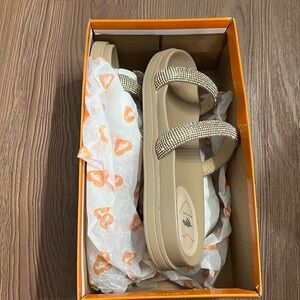 NWT | Size 6 | camel | sandal